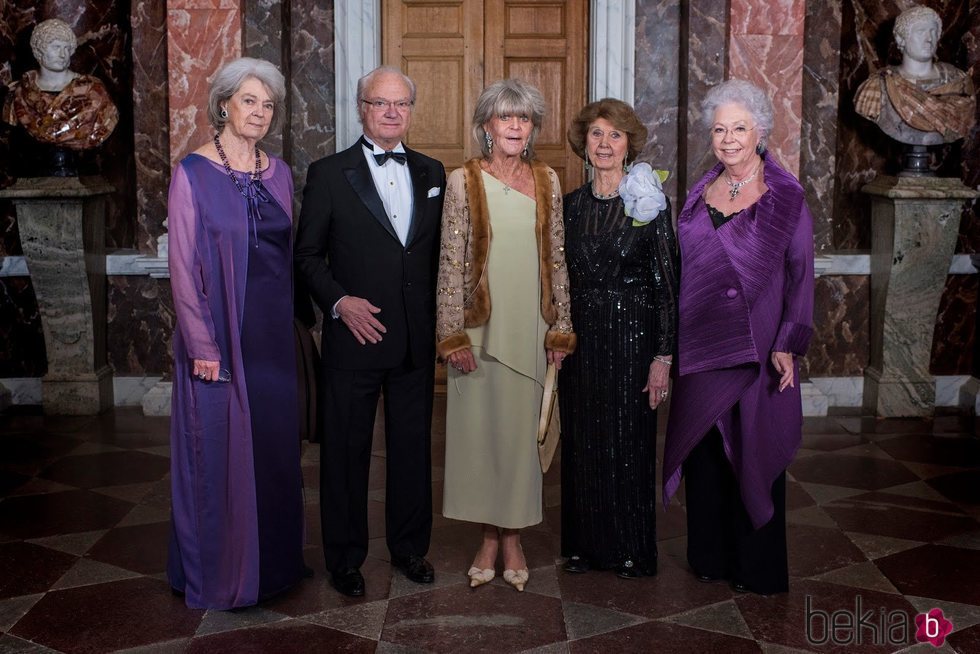 Carlos Gustavo de Suecia junto a sus hermanas Margarita, Brígida, Desirée y Cristina