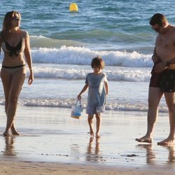 Manu Tenorio junto con su mujer y su hijo de vacaciones en Cádiz