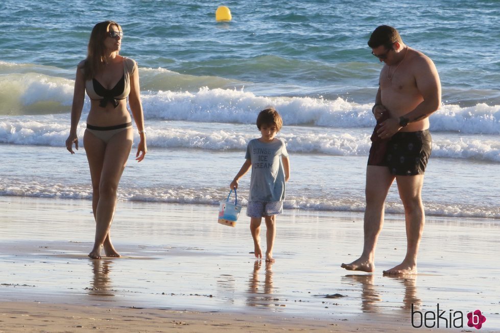Manu Tenorio junto con su mujer y su hijo de vacaciones en Cádiz
