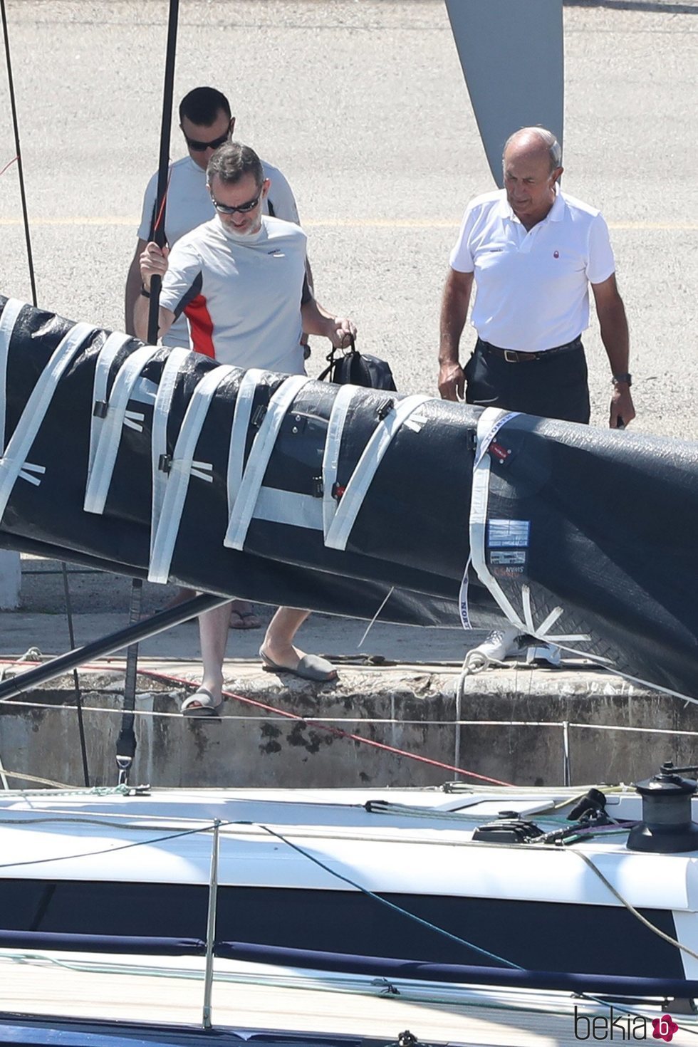 El Rey Felipe VI se sube a bordo del Aifos para navegar en Palma de Mallorca