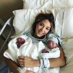 Alice Campello sostiene a sus hijos recién nacidos en brazos