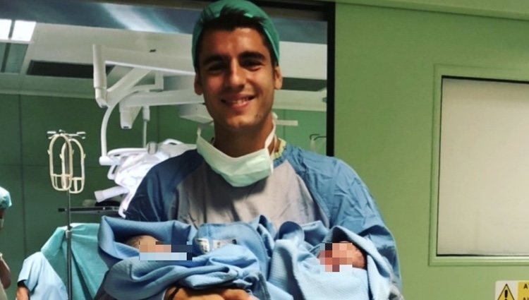 Álvaro Morata sostiene a sus hijos recién nacidos en brazos