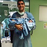 Álvaro Morata sostiene a sus hijos recién nacidos en brazos