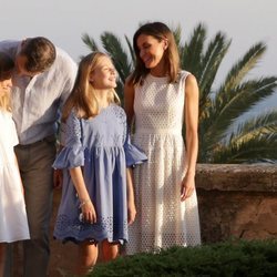 El Rey Felipe, cariñoso con la Infanta Sofía y la Reina Letizia y la Princesa Leonor bromean en su posado de verano 2018 en Mallorca