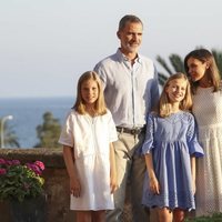 Los Reyes Felipe y Letizia y sus hijas en el balcón del Palacio de La Almudaina en su posado de verano en Mallorca