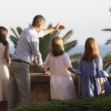 Los Reyes Felipe y Letizia enseñan Palma desde el balcón del Palacio de La Almudaina a la Princesa Leonor y la Infanta Sofía