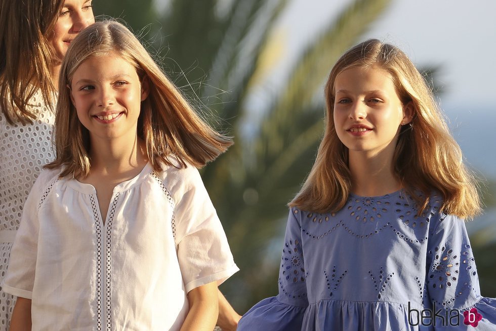 La Princesa Leonor y la Infanta Sofía, sonrientes en su posado de verano 2018 en Mallorca