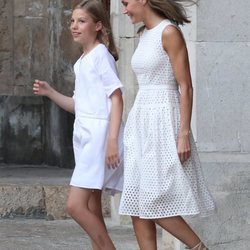 La Reina Letizia y la Infanta Sofía en su posado de verano 2018 en Mallorca en el Palacio de la Almudaina