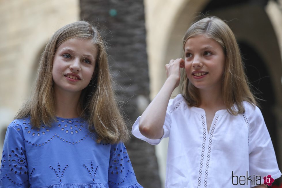 La Princesa Leonor y la Infanta Sofía en su posado de verano 2018