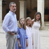 Los Reyes Felipe y Letizia y sus hijas en su posado de verano 2018 en Mallorca