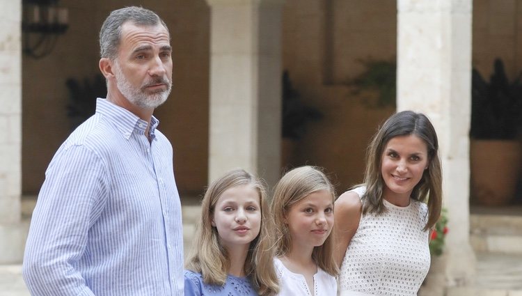 Los Reyes Felipe y Letizia y sus hijas en su posado de verano 2018 en Mallorca