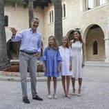 Los Reyes Felipe y Letizia, la Princesa Leonor y la Infanta Sofía, muy sonrientes en su posado de verano 2018 en Mallorca
