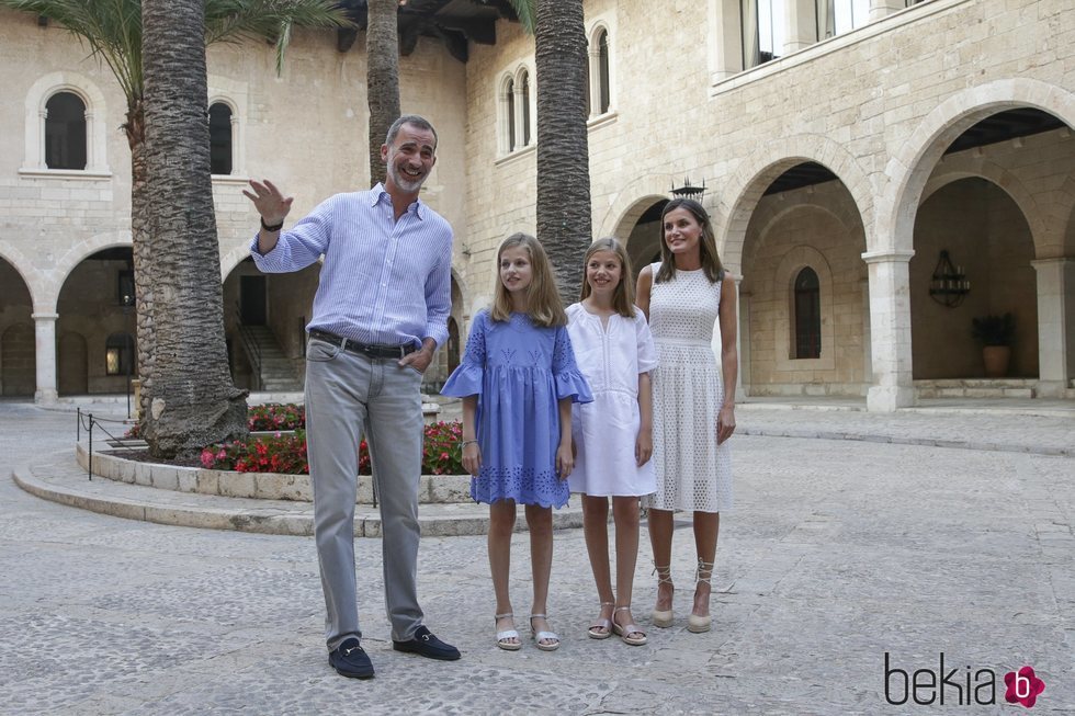 Los Reyes Felipe y Letizia, la Princesa Leonor y la Infanta Sofía, muy sonrientes en su posado de verano 2018 en Mallorca