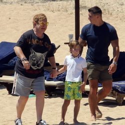 Elton John junto a su hijo Zachary paseando por la playa en sus vacaciones en Cerdeña