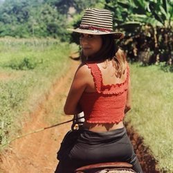 Elena Tablada de paseo en caballo en Cuba