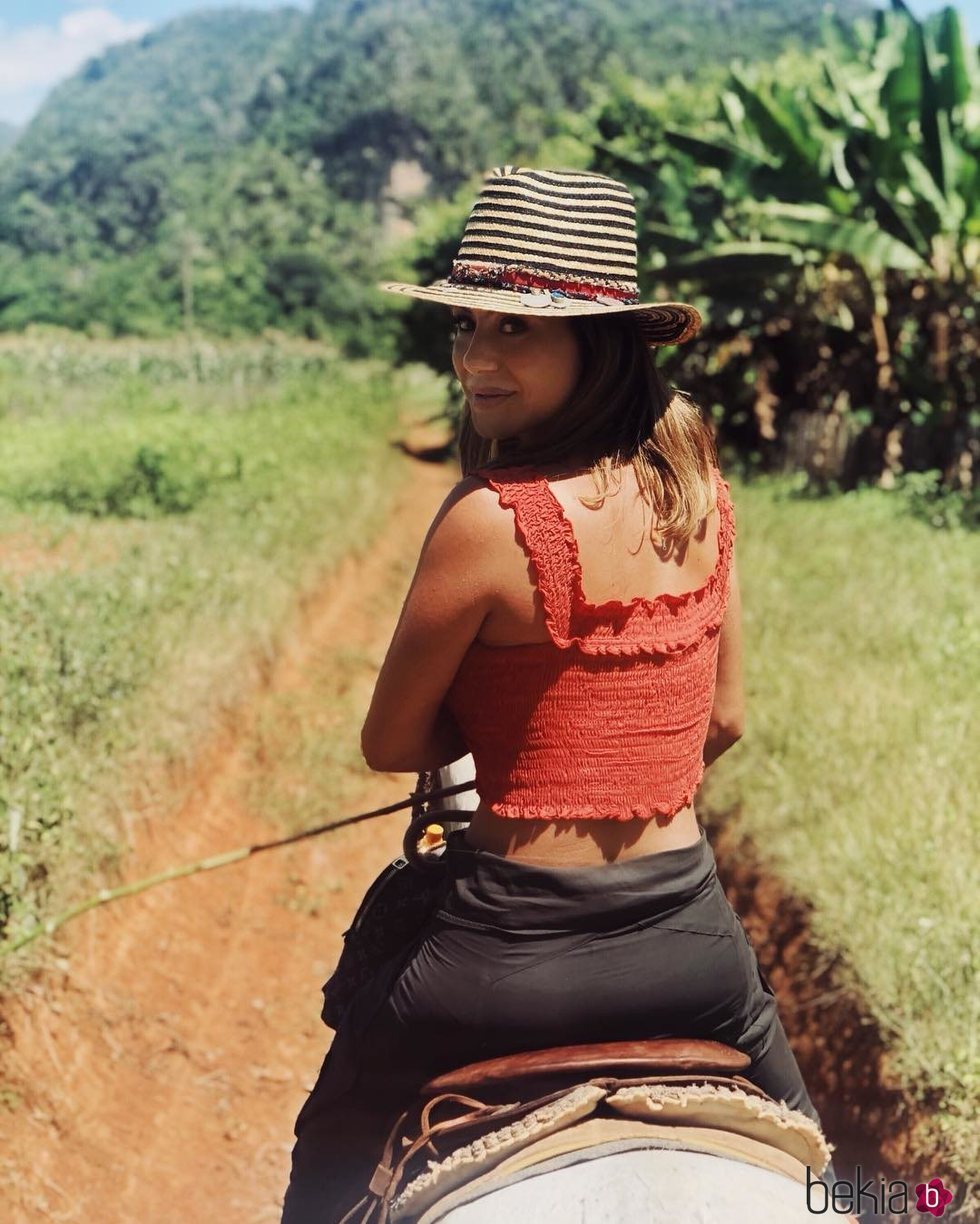 Elena Tablada de paseo en caballo en Cuba