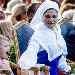Victoria de Suecia mira a su hija Estela bostezar en la celebración de su cumpleaños