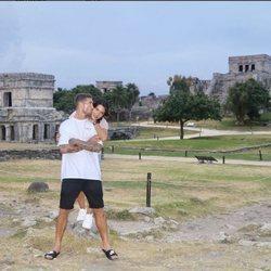 Sergio Ramos dando un beso a Pilar Rubio en México