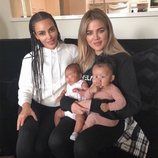 Kim y Khloé Kardashian junto a sus hijas Chicago y True