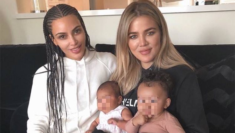 Kim y Khloé Kardashian junto a sus hijas Chicago y True