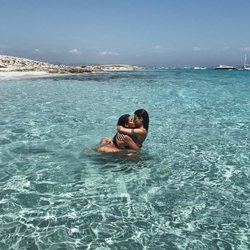 El impresionante beso de Dulceida y Alba Paul en el mar de Formentera