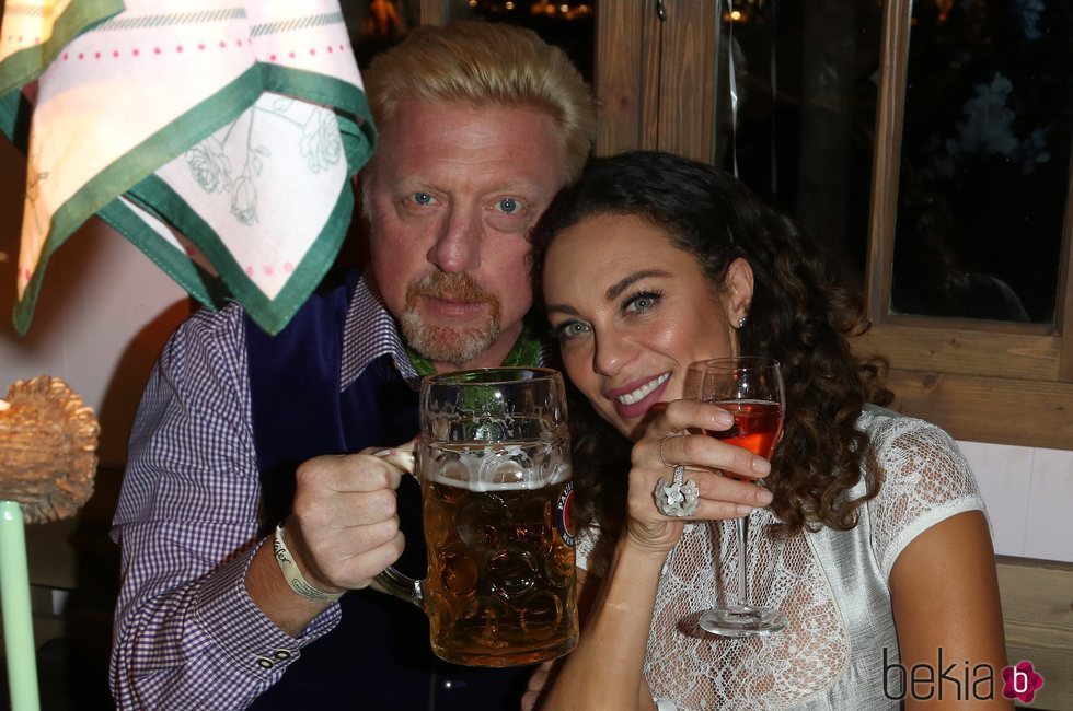Boris Becker y su mujer tomando una cerveza