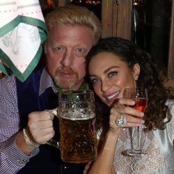 Boris Becker y su mujer tomando una cerveza
