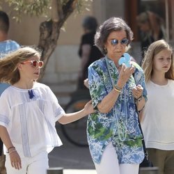 La Reina Sofía con la Princesa Leonor y la Infanta Sofía y un ventilador portátil en Palma