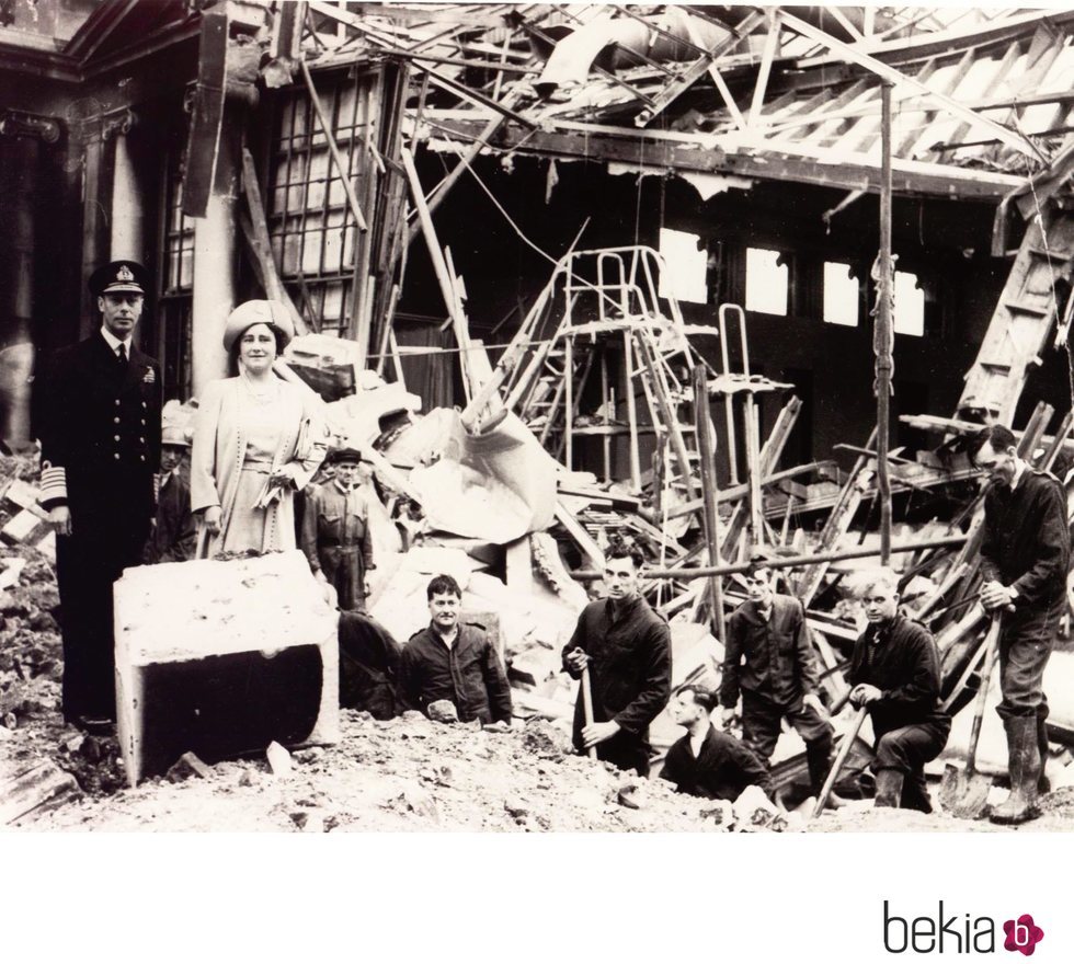 El Rey Jorge VI y su esposa visitan un lugar bombardeado en la Segunda Guerra Mundial