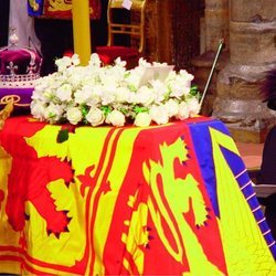 Isabel II en el funeral de la Reina madre en la Abadía de Westminster