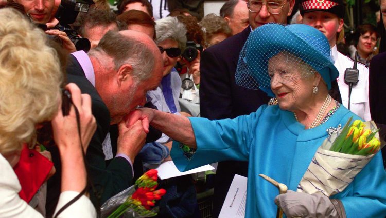 La Reina Madre recibiendo el cariño de los ciudadanos