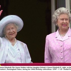 La Reina Madre y su hija, Isabel II, durante su 100 cumpleaños