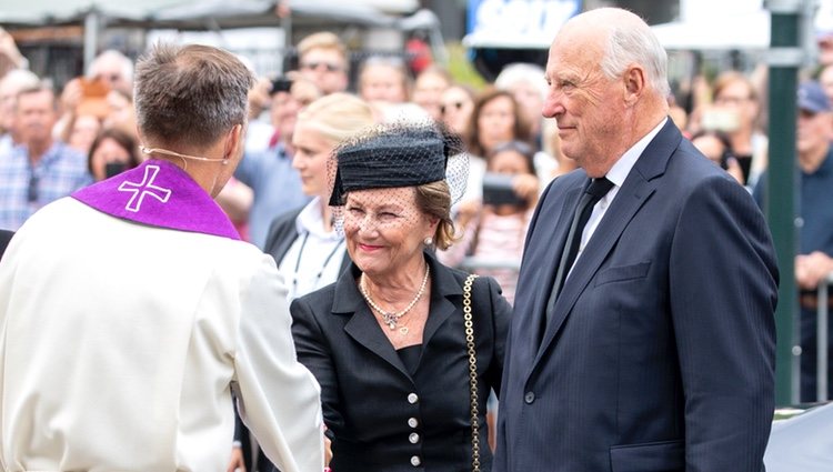 Harald y Sonia de Noruega en el funeral de Thorvald Stoltenberg