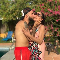 Kiko Rivera besa cariñosamente a su madre Isabel Pantoja