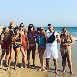 Kiko Rivera, Chabelita Pantoja, Irene Rosales, Anabel Pantoja y Omar Montes en un día de playa