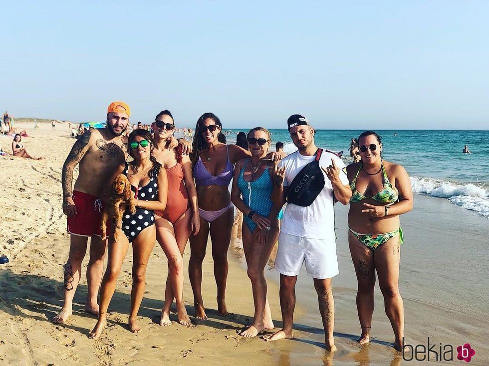 Kiko Rivera, Chabelita Pantoja, Irene Rosales, Anabel Pantoja y Omar Montes en un día de playa