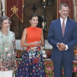 Los Reyes Felipe VI y Letizia junto a la Reina Sofía en la recepción de autoridades de Mallorca en el Palacio de la Almudaina