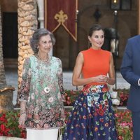 Los Reyes Felipe VI y Letizia junto a la Reina Sofía en la recepción de autoridades de Mallorca en el Palacio de la Almudaina