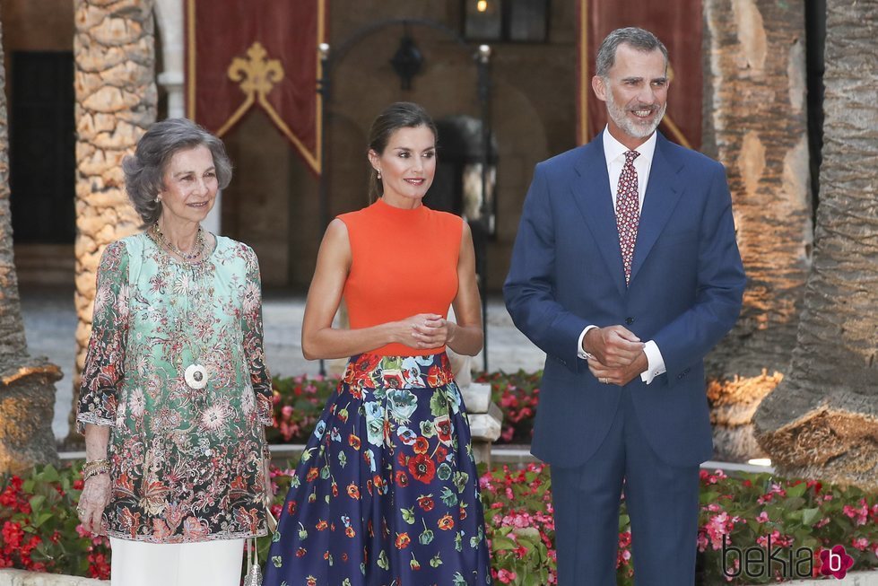 Los Reyes Felipe VI y Letizia junto a la Reina Sofía en la recepción de autoridades de Mallorca en el Palacio de la Almudaina
