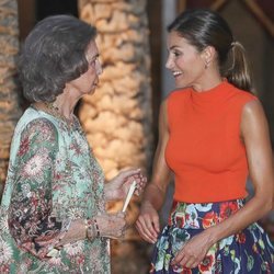 La Reina Sofía y la Reina Letizia muy cómplices en la recepción del Palacio de la Almudaina en Mallorca