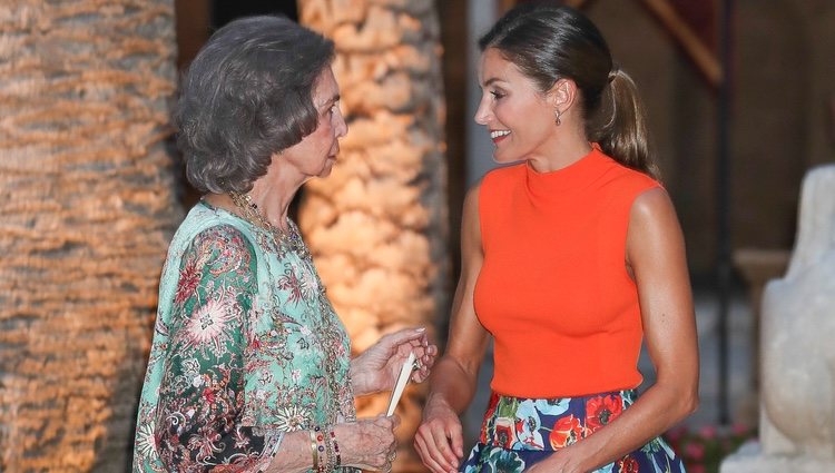 La Reina Sofía y la Reina Letizia muy cómplices en la recepción del Palacio de la Almudaina en Mallorca