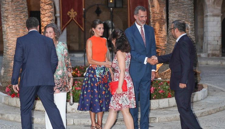 Los Reyes Felipe, Letizia y Sofía en la recepción de autoridades en el Palacio de la Almudaina