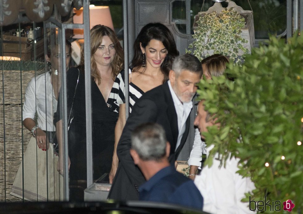 George y Amal Clooney saliendo de cenar de un restaurante italiano