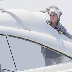 La Reina Sofía siguiendo la Copa del Rey de Vela desde el mar