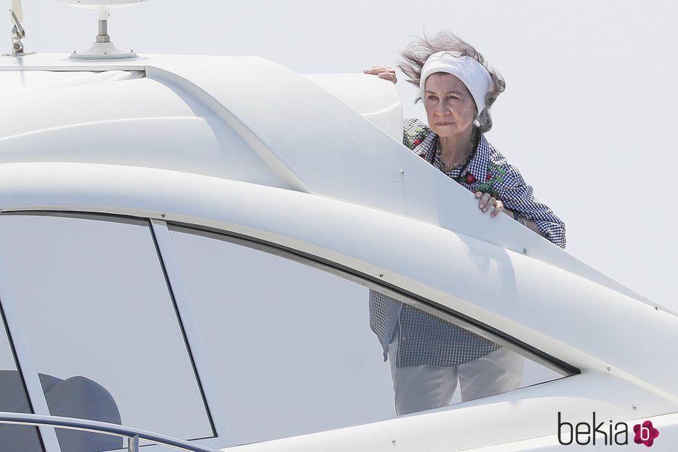 La Reina Sofía siguiendo la Copa del Rey de Vela desde el mar