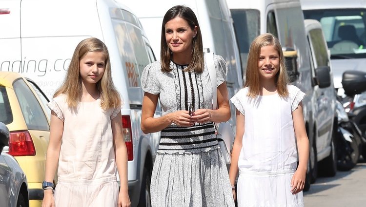 La Reina Letizia con la Princesa Leonor y la Infanta Sofía durante su visita al Rey Felipe VI en la Copa del Rey de Vela