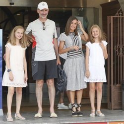 Los Reyes Felipe y Letizia con sus hijas la Princesa Leonor y la Infanta Sofía en el último día de regatas