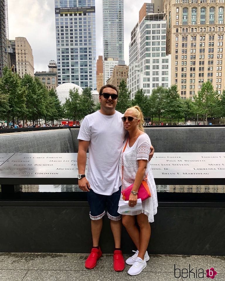 Belén Esteban y su pareja Miguel en el monumento homenaje al atentado del 11-S