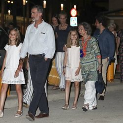 El Rey Felipe, la Princesa Leonor, la Infanta Sofia, la Reina Sofía, la Infanta Elena, Froilán y Victoria Federica en la cena por el final de la Copa del R