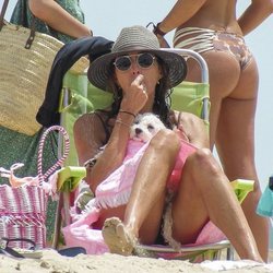 Paz Padilla con su perrito en las playas de Cádiz